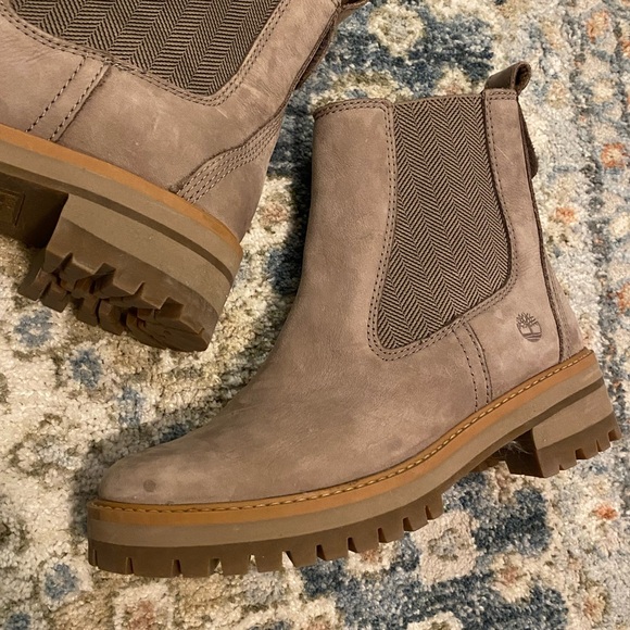 Timberland Women's Courmayeur Valley Chelsea Boots - Picture 2 of 8